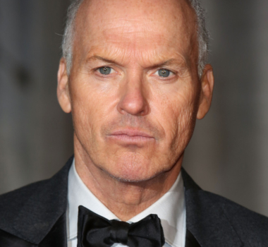 Michael Keaton si rivolge a una platea di studenti dichiarando “I’m Batman”